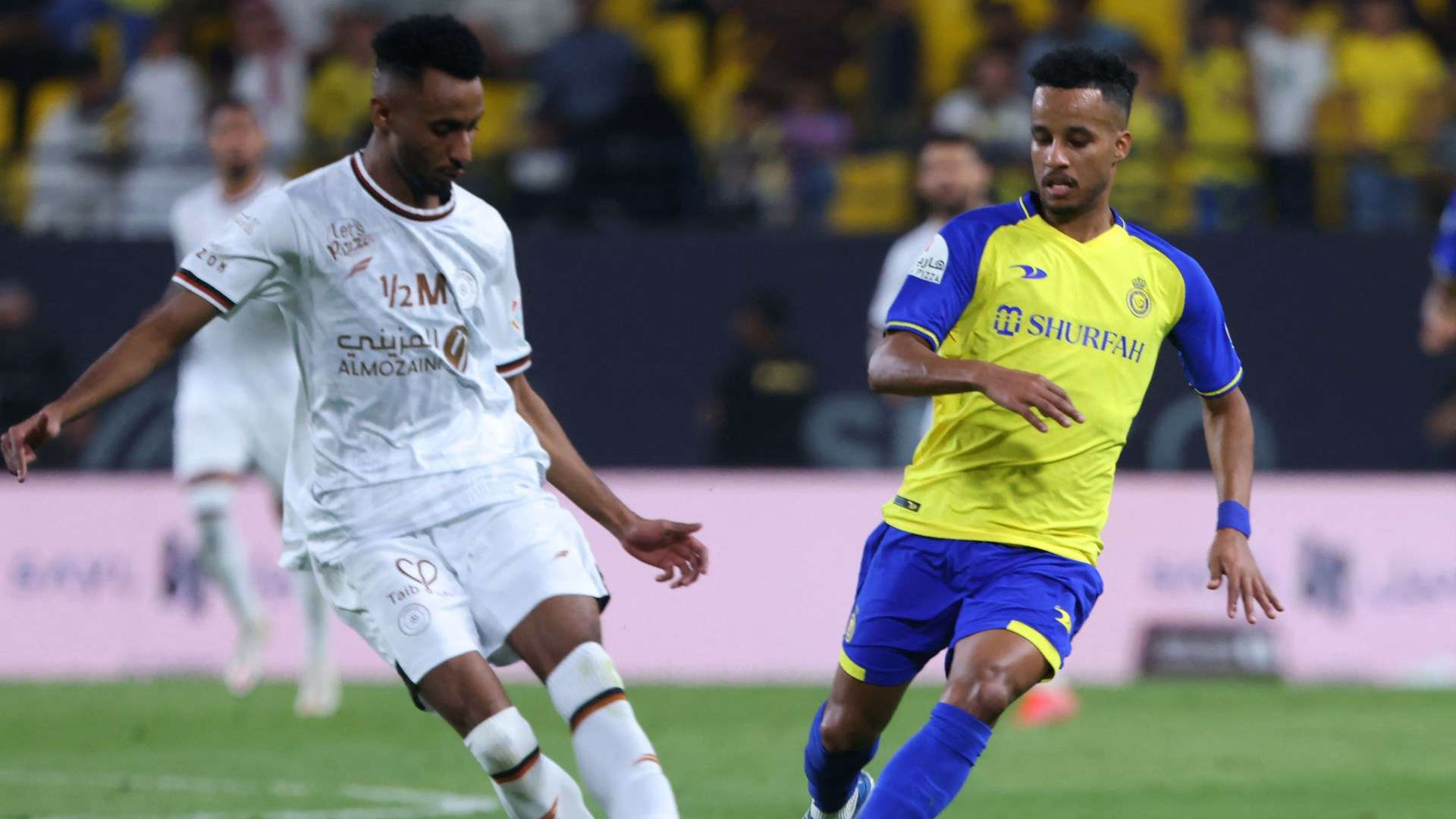 النصر يتقدم أمام الهلال بهدف في الشوط الأول 