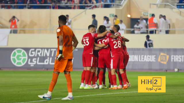 بالصور.. لاعب الخليج يستفز جماهير الهلال 