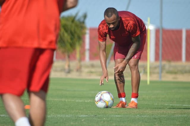 دي يونج أمل برشلونة لتعديل المسار 