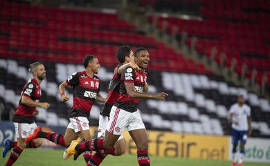 فيديو | سافيتش يُرضي فضول الجمهور .. الهلال يُوزع هدايا جميلة على نجومه | 