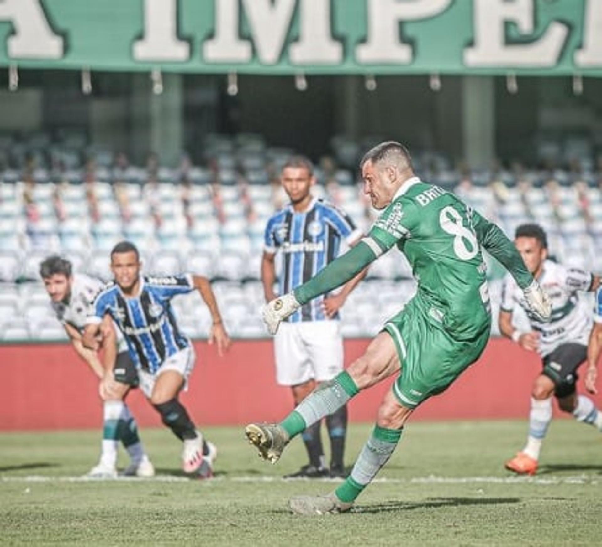 خيسوس يفتح النار على حكم مباراة الهلال والرائد 