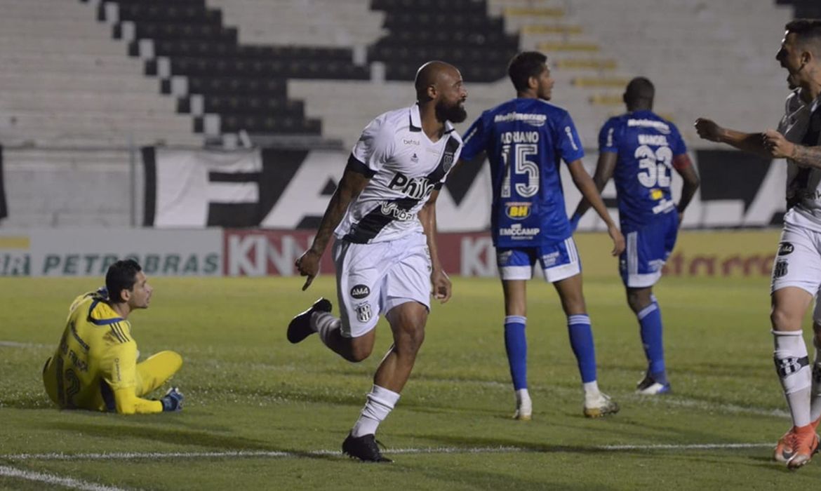 مدافع الهلال يختار كريم بنزيما كأفضل مهاجم في التاريخ - Scores 