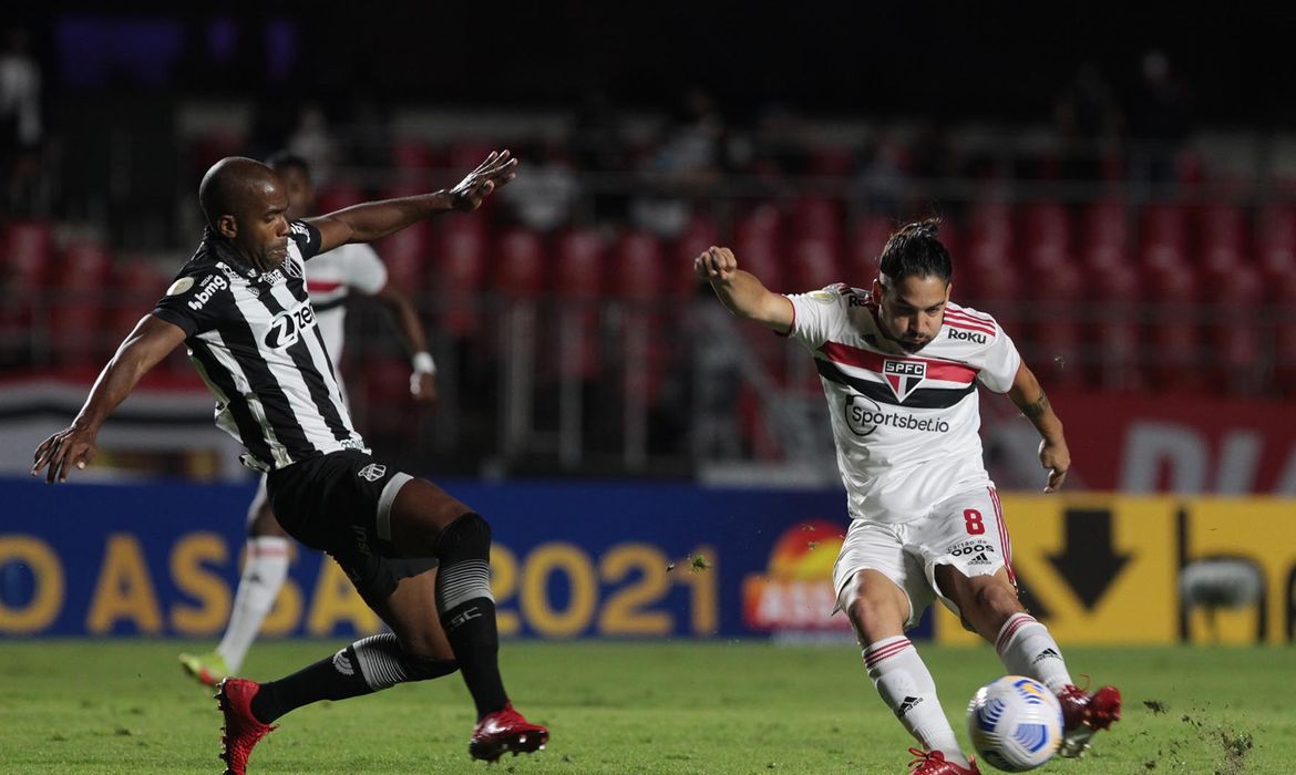 نجم الهلال يتحدى النصر 