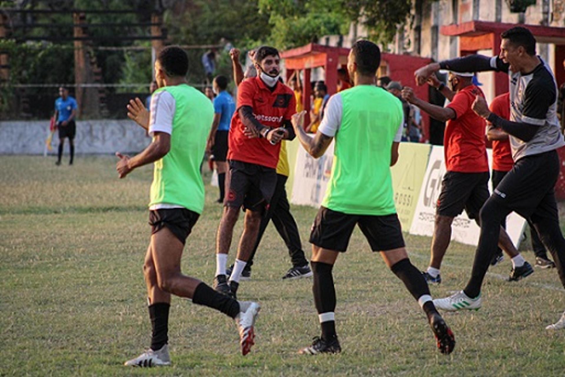 ميلان يرغب في ضم مدافع جنوى 