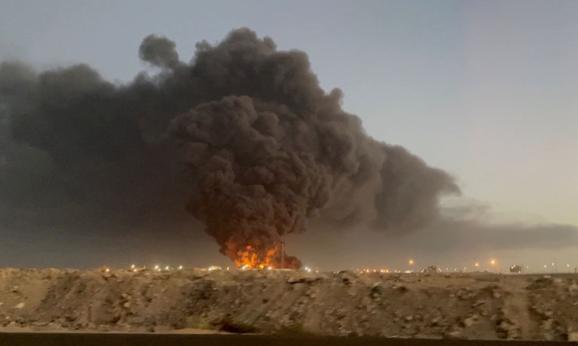 صورة .. انزو فرنانديز في طريقه الى لندن لبداية رحلة جديدة مع تشيلسي 