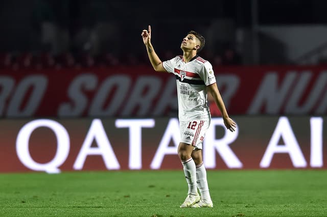 الهلال يهزم الأخدود بثلاثية في الدوري 