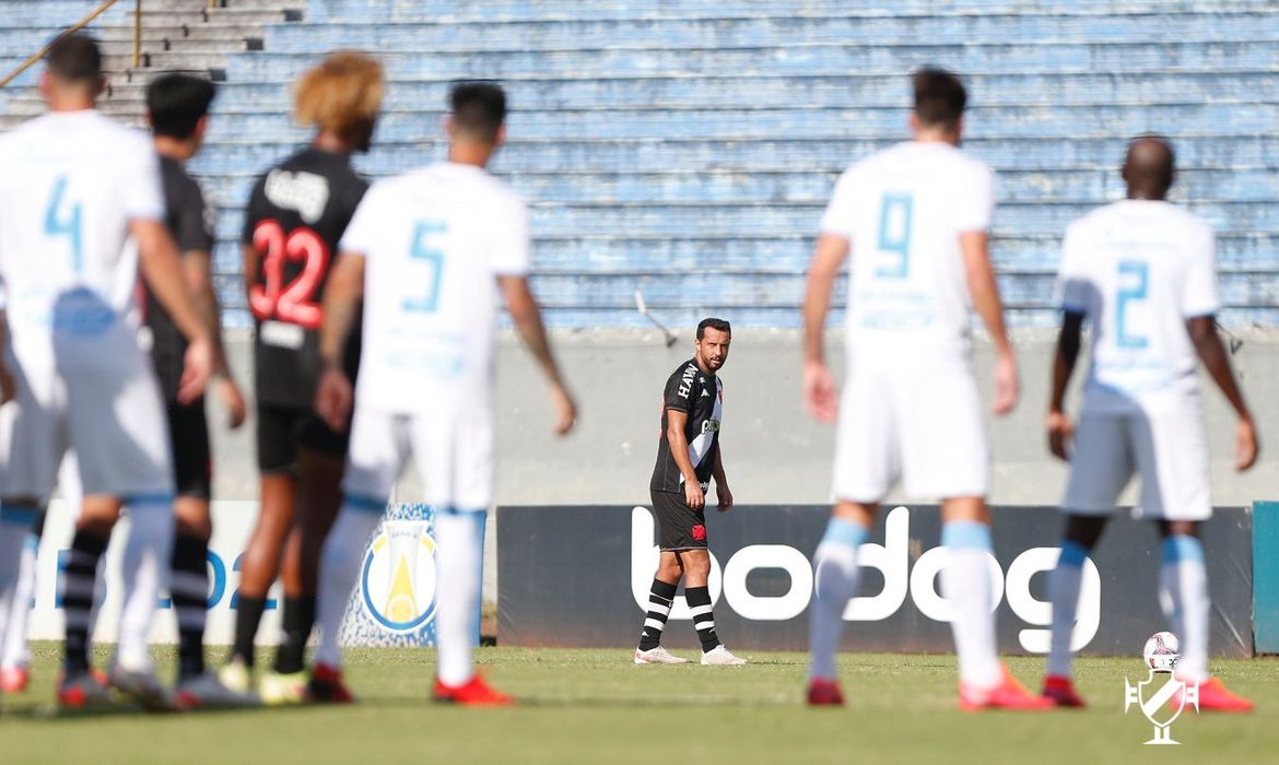 فيديو: الدوسري يهدد مرمى الاتحاد 