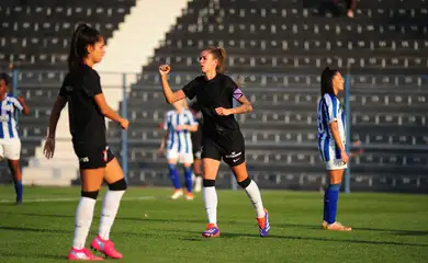 فيديو | احتفال جنوني من نجوم الأهلي بعد قهر الاتحاد .. "رقص وميندي عريس الليلة" | 