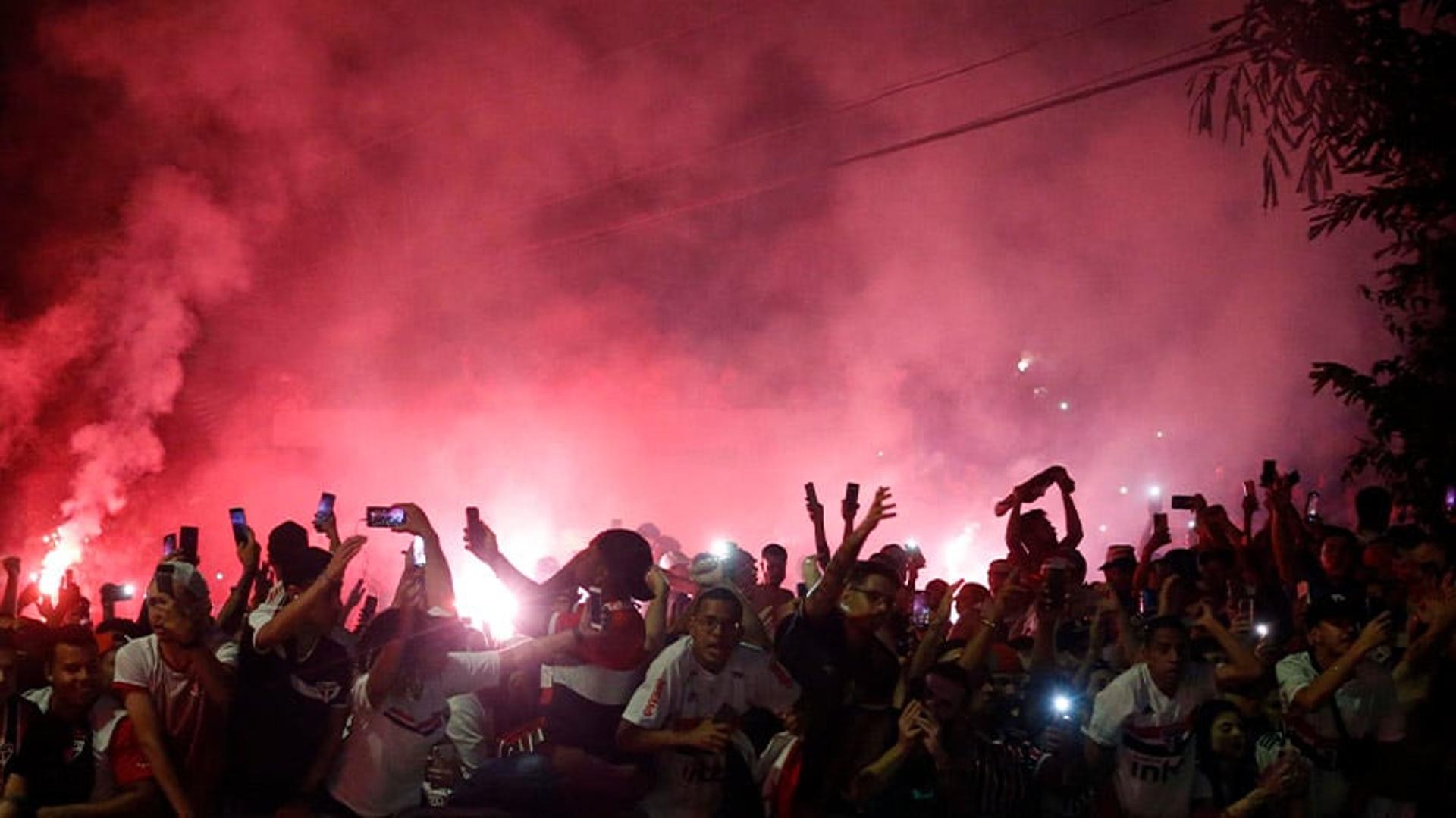 الجماهير تتوافد على ملعب ويمبلي قبل لقاء السيتي و اليونايتد 