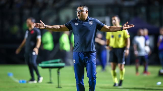 معلومات عن الفرنسي توربان حكم كلاسيكو الهلال والأهلي 