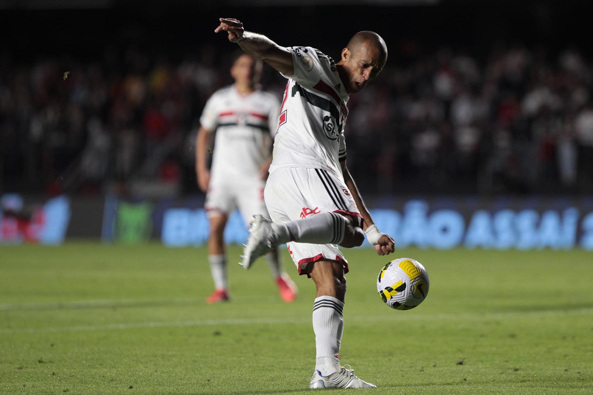 أول لاعب مطلوب رحيله عن الأهلي في يناير القادم 