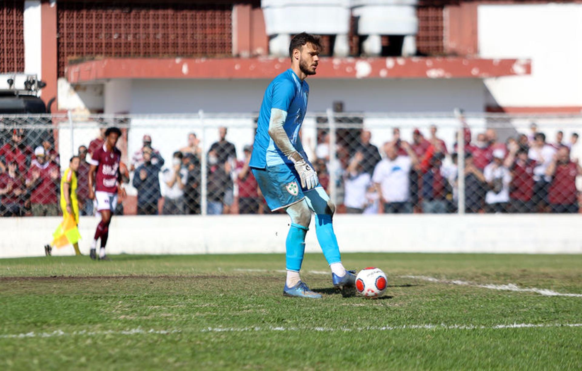 الاتحاد بالزي البديل أمام التعاون 