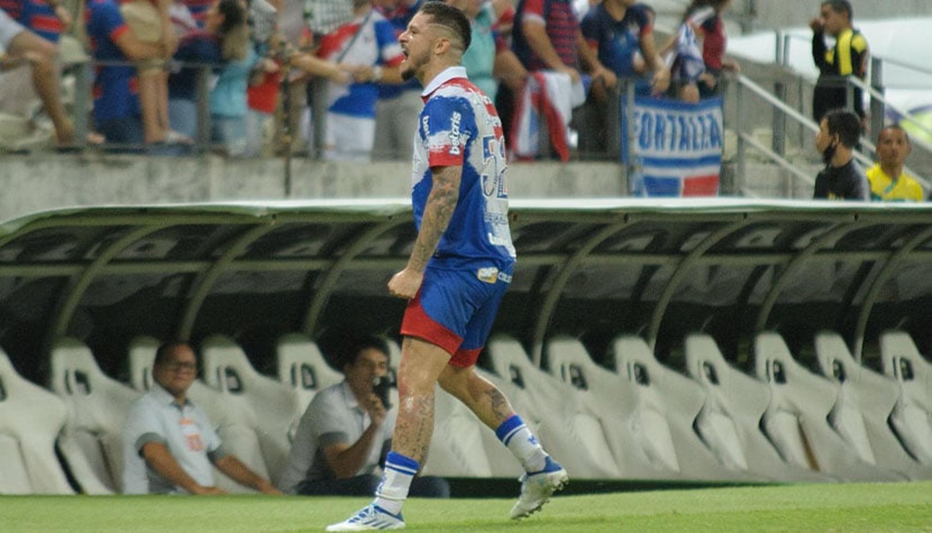 "لهذا السبب وزنك زائد" .. لاعب الهلال يوافق على تناول الشاورما في الفطار مع مشجع! | 