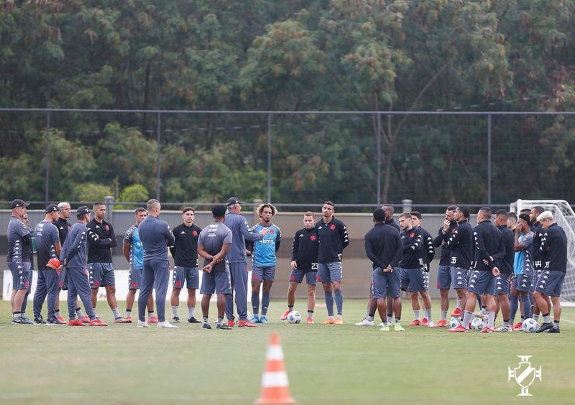 الهلال في الصدارة والأهلي في الوصافة 