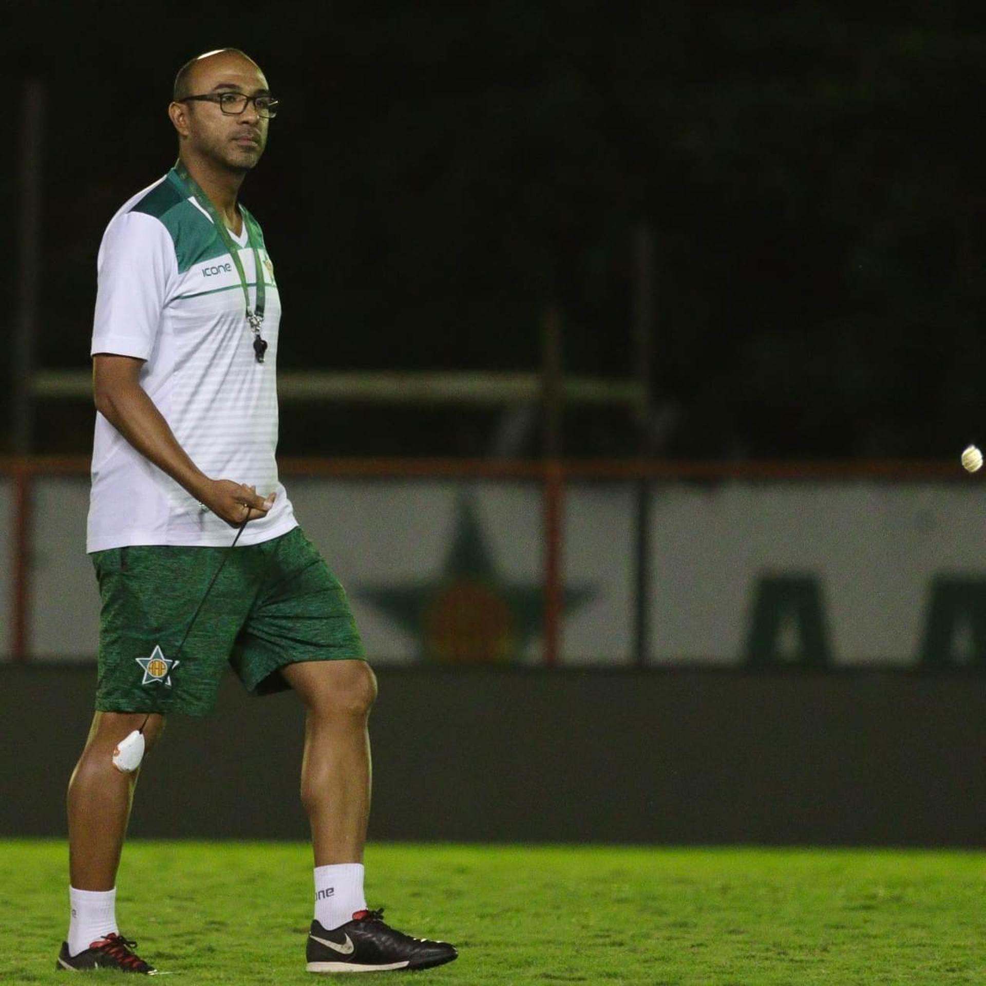 "تسبب في هبوط الأهلي التاريخي" .. عودة هذا المدرب إلى دوري روشن السعودي! | 