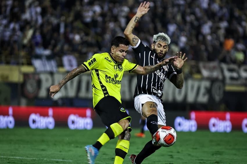 "لهذا السبب وزنك زائد" .. لاعب الهلال يوافق على تناول الشاورما في الفطار مع مشجع! | 