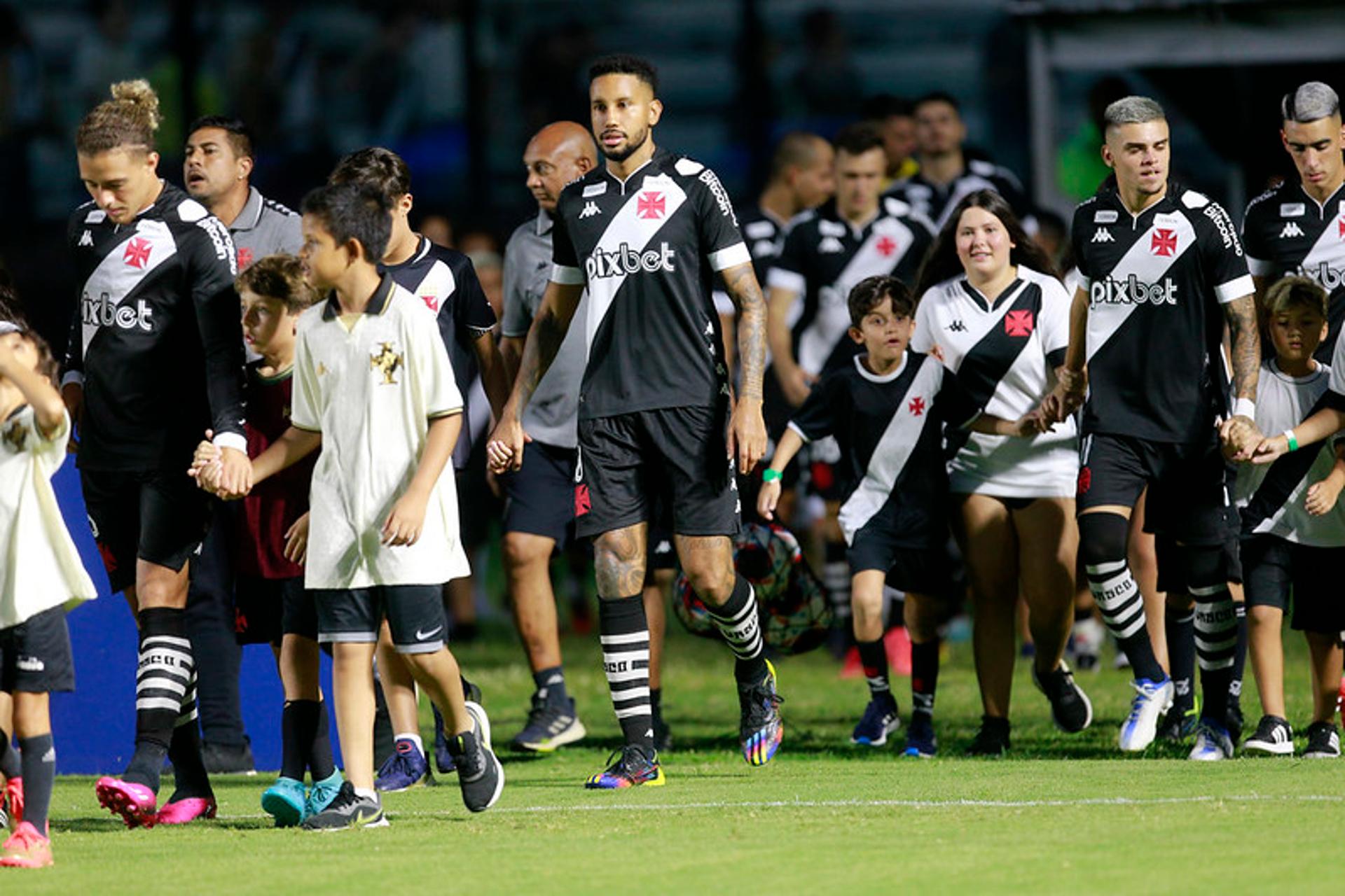 6 تفاصيل مهمة بشأن مباراة الهلال والرائد 